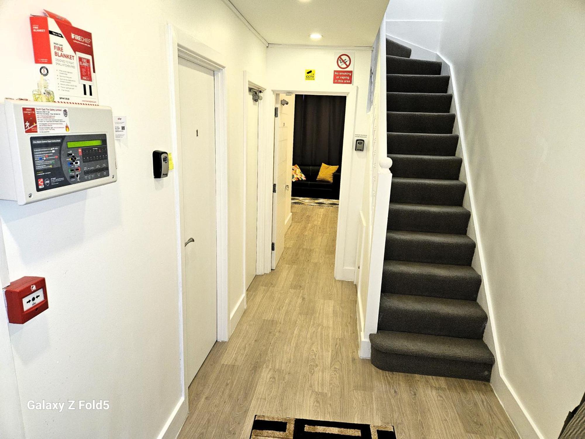 London Sleephouse Partying Is Not Allowed Pls Extérieur photo