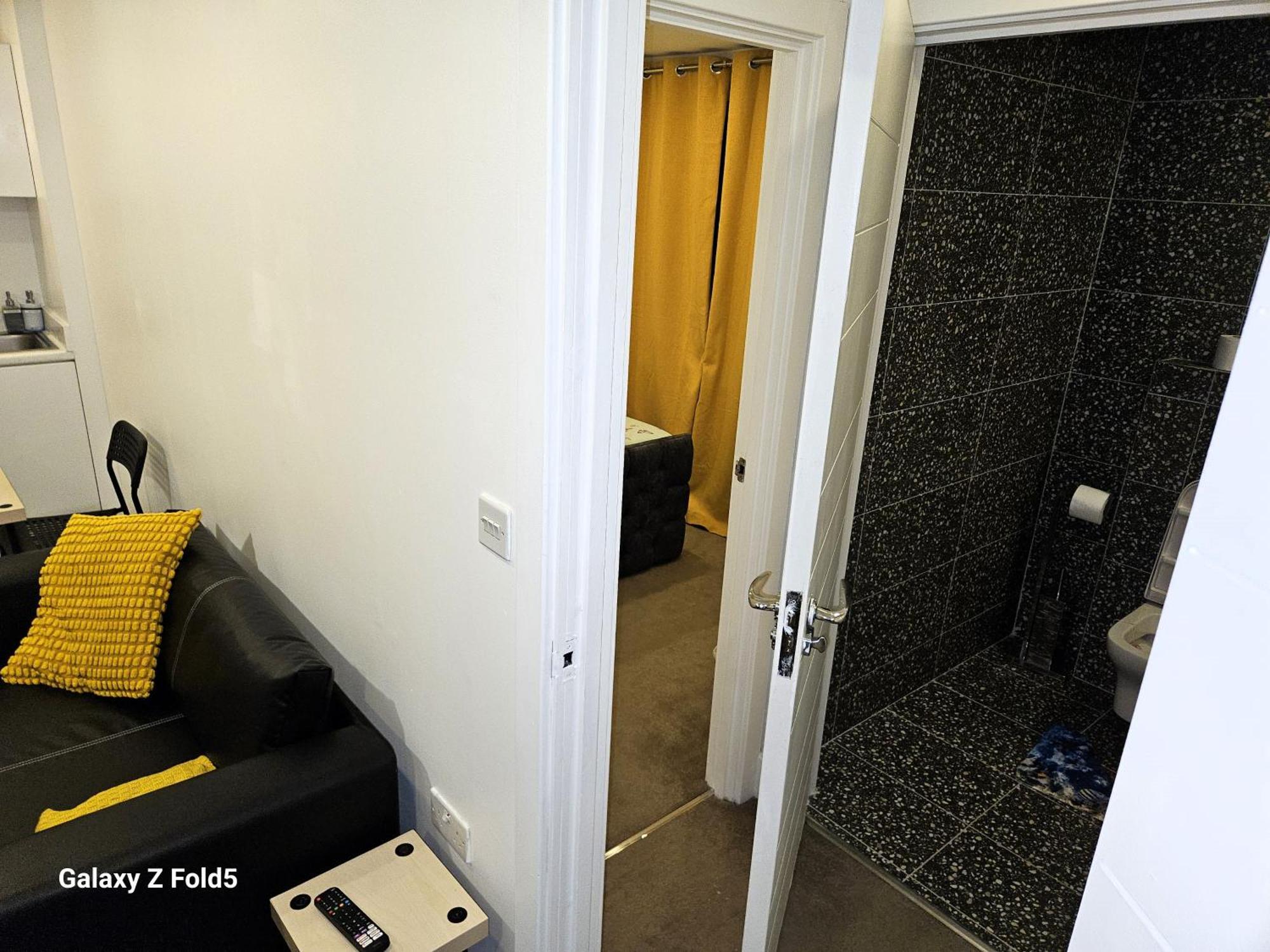 London Sleephouse Partying Is Not Allowed Pls Extérieur photo