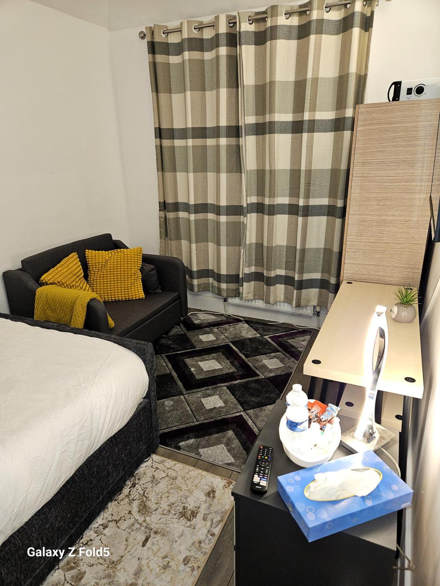 London Sleephouse Partying Is Not Allowed Pls Extérieur photo