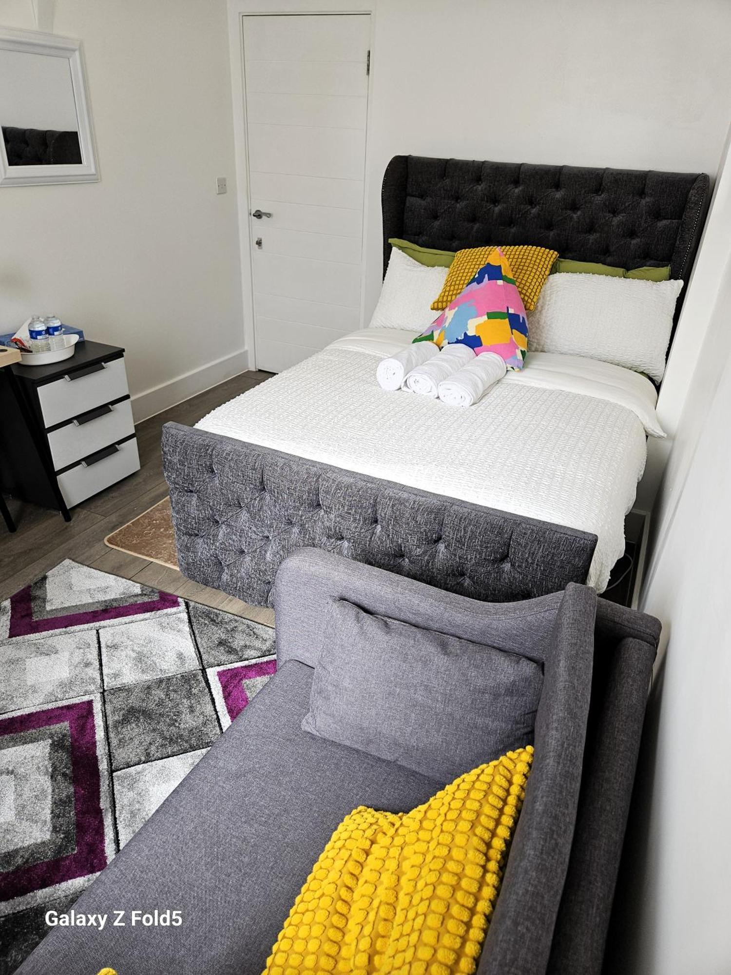 London Sleephouse Partying Is Not Allowed Pls Extérieur photo
