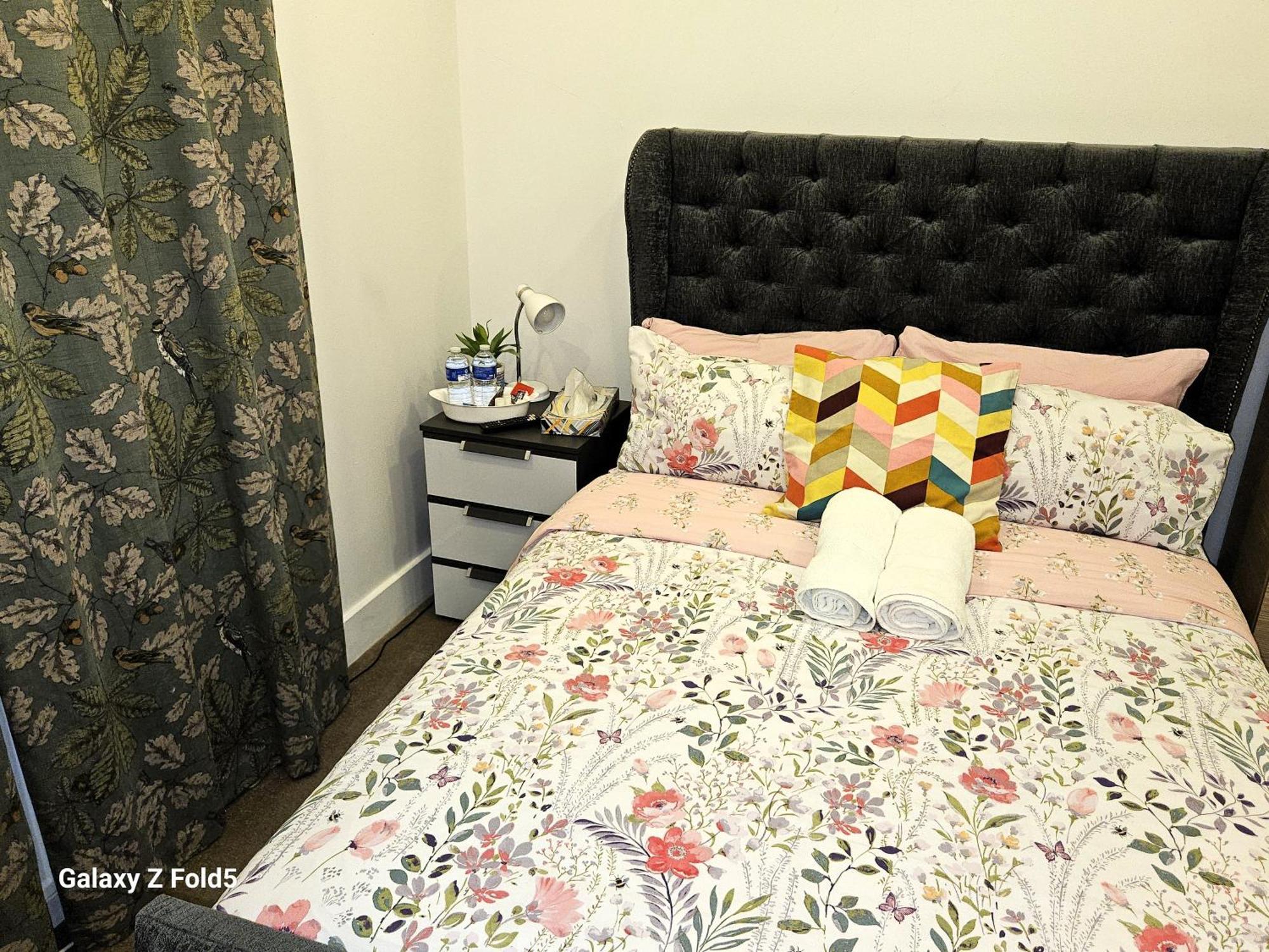 London Sleephouse Partying Is Not Allowed Pls Extérieur photo